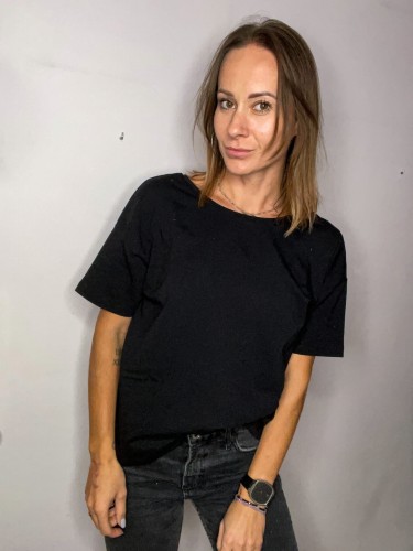 Damski T- shirt,  V-back czarny