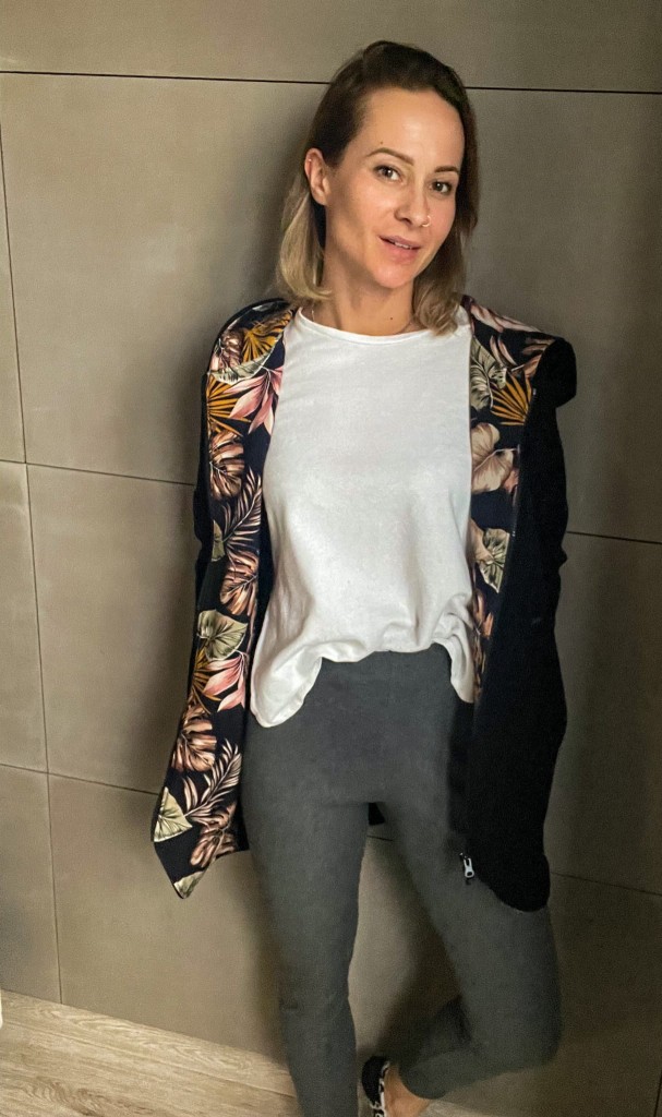 Damski, czarny, dresowy płaszczyk z kapturem.